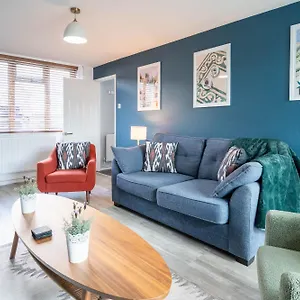 Gatwick Place - 4 Bed 2 Bath Self Contained House With Private Garden Horley